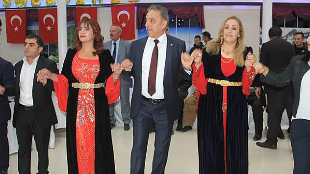 Yeni Konya Valisi Toprak'a Hakkari'de Halaylı Veda Gecesi