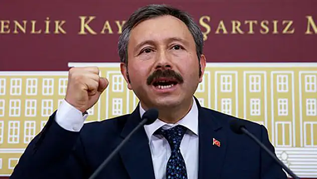 Yeni partide istifa şoku