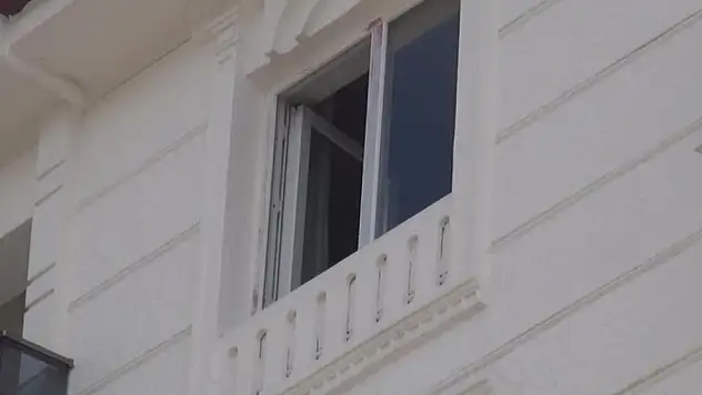 Yeni taşındığı evinin camlarını silmek isterken 6. kattan düşen kadın hayatını kaybetti
