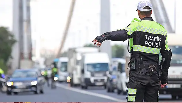 Yeni trafik cezaları artık devrede! Hangi ceza, ne kadar oldu, işte yeni tarife
