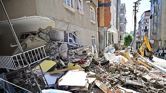 Yeni yapılan bir bina 15 yıl içerisinde yıkılırsa denetçisine yaptırım uygulanacak