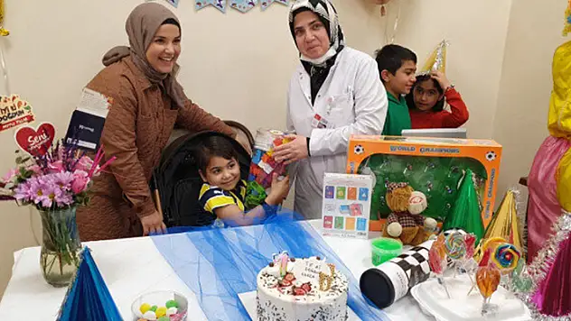 Yeni yaşına hastanede girdi: Konya'da depremzede Emin'in doğum günü kutlandı
