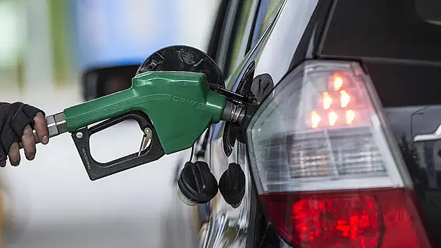 Yeni zam bu geceden geçerli! Motorinin fiyatı benzini geçecek
