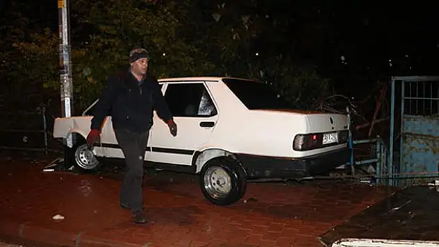 Yer: Adana! Kaza yaptılar yardıma gelen vatandaşa bıçak çektiler