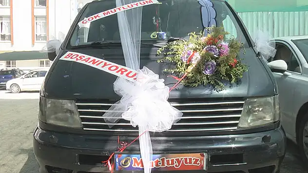 Yer: Malatya! Gelin arabası gibi süslettiği aracıyla boşanma davasına gitti
