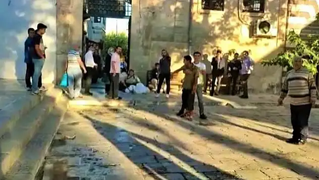 Yer: Şanlıurfa! Dilencilerin yer kavgasını vatandaşlar ayırdı

