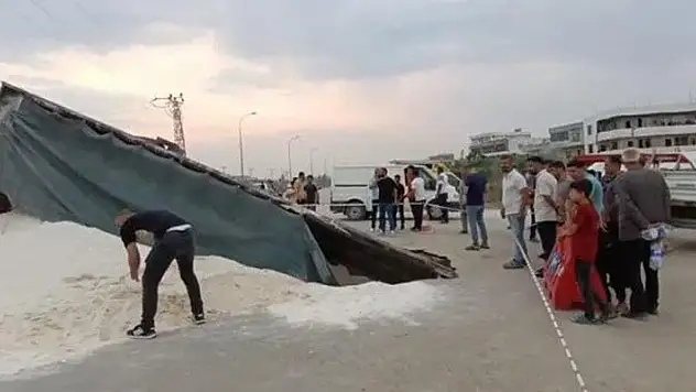 Yer yarıldı, kamyon içerisine düştü!