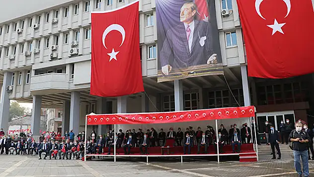 Yer: Zonguldak... 29 Ekim'de protokole deri koltuk, gazilere plastik sandalye!
