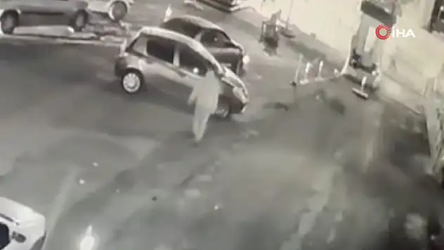 Yere yığılan şahsın üzerinden otomobil geçti: Dehşet anı kamerada