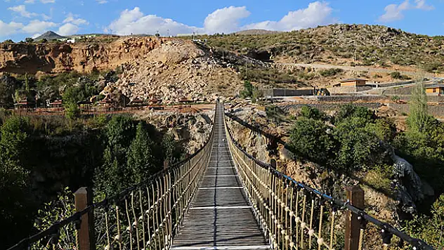 Yerköprü Şelalesi'ne asma köprü
