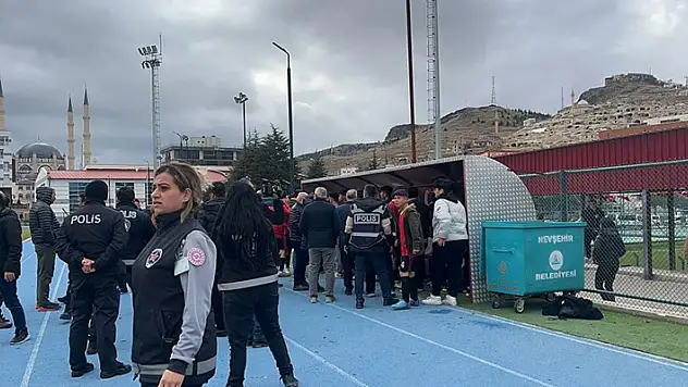 Yeşil sahada kavga: Öğrenciler maçı bıraktı, tekme ve sopayla birbirine girdi
