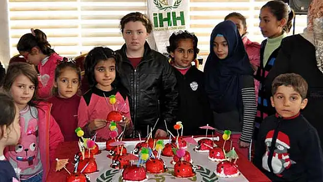 Yetim çocuklara doğum günü kutlaması