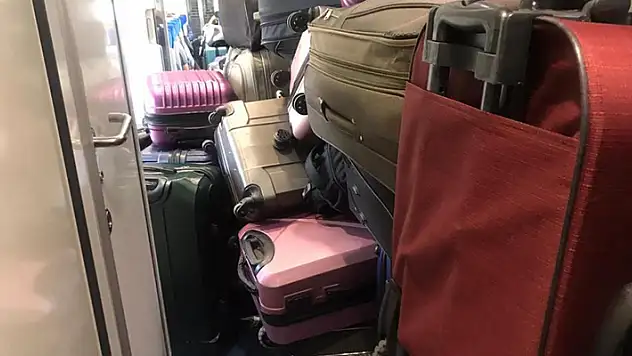YHT'de valiz krizi! Tren köy otobüsüne döndü, kadın yolcu oturacak yer bulamadı