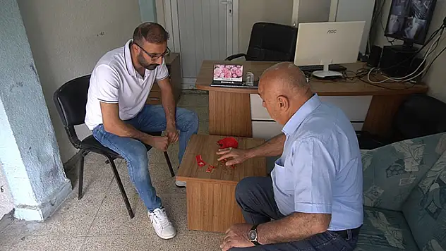 Yıkamaya getirilen halının içinden çıkan 60 bin liralık altını, müşterisine geri verdi
