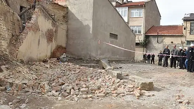Yıkılan duvarın altında kaldı