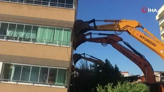 Yıkılmaması için kepçeyle destekleniyor