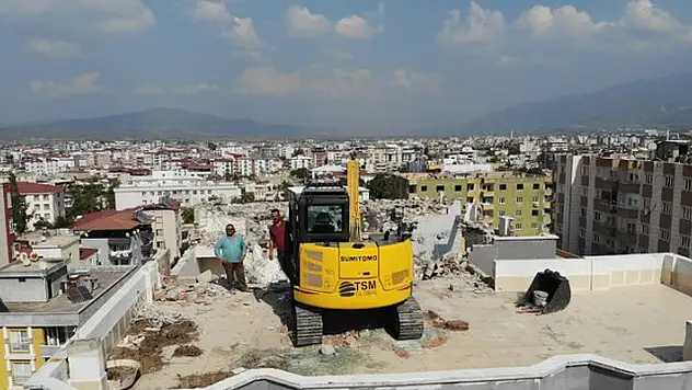 Yıkım için 11 katlı binanın üzerine 10 tonluk iş makinesi çıkarıldı