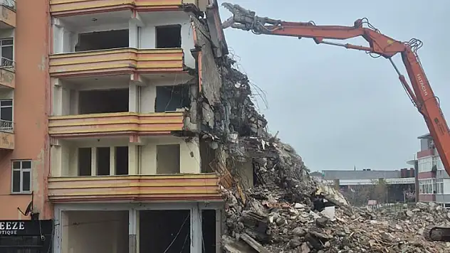 Yıkım sırasında 6 katlı bina, iş makinesinin üzerine devrildi