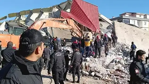 Yıkım sırasında ağır hasarlı bina, iş makinesinin üzerine devrildi operatör enkaz altında
