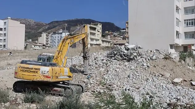 Yıktığı binanın altında kalmaktan saniyelerle kurtuldu, o anlar kamerada