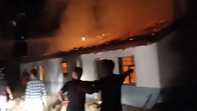 Yıldırım düşen besihanede yangın çıktı, 5 kişi korkudan hastanelik oldu
