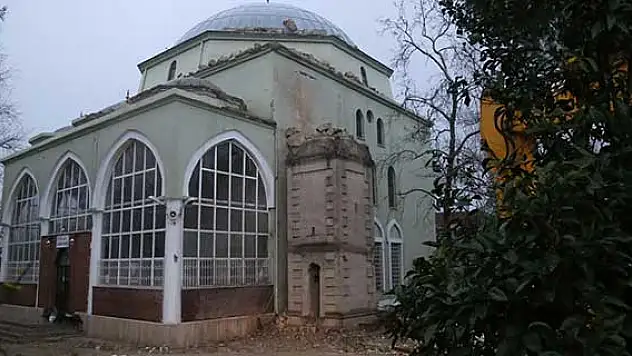 Yıldırım düşen caminin minaresi yıkıldı