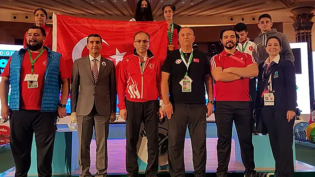 Yıldız halterciler rekor kırdı 