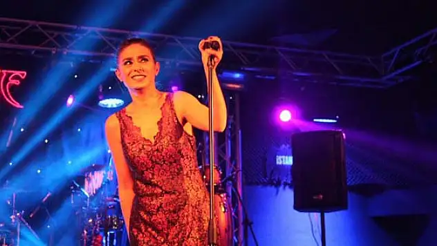 Yıldız Tilbe İzmir'de hayranlarıyla buluştu