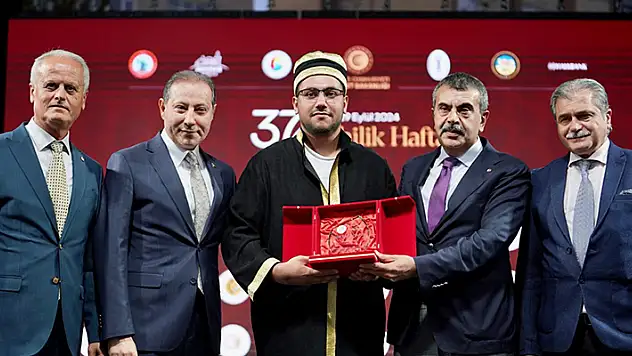 Yılın Türkiye Kalfası Seyit Çopur, ödülünü Bakan Tekin'den aldı
