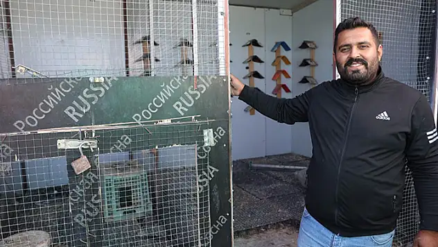 Yılların tutkusu için 40 bin lira harcatarak 5 katlı apartmanın üstüne vinçle konteyner koydurdu