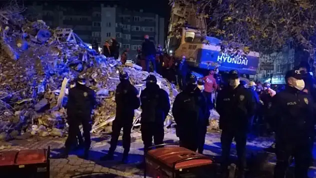 Yılmaz Erbek Apartmanı'nın enkazında 2 kişinin daha cansız bedenine ulaşıldı
