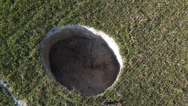 Yine o ilçe! Konya'da yaklaşık 27 metre çapında, derinliği 12 metreyi bulan obruk oluştu
