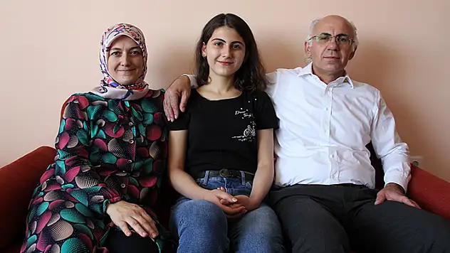 YKS'de AYT eşit ağırlık birincisi Konyalı Melike Demirbağ, başarıya nasıl ulaştığını anlattı
