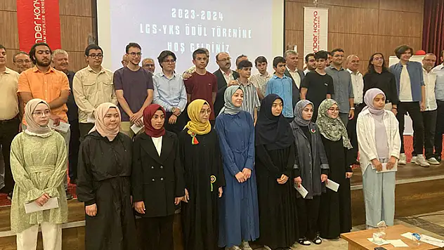 YKS ve LGS'de derece giren imam hatip öğrencileri ödüllendirildi

