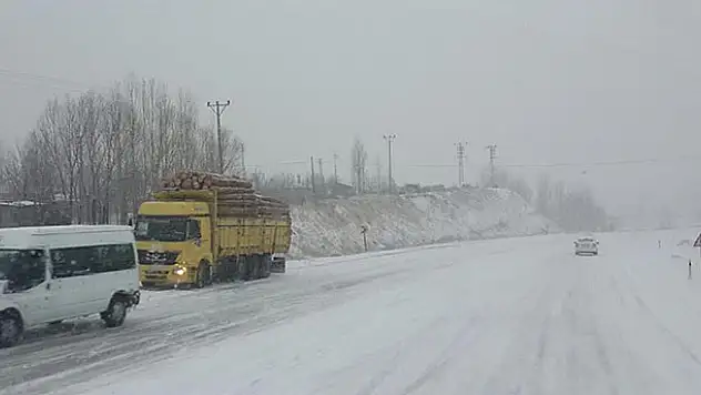 Yoğun kar yağışında Konya'da yollar kapandı!