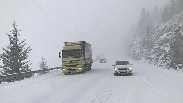Yoğun karda kayan tırlar Konya-Antalya yolunu kapattı