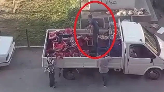 Yok böyle israf: Kilosu 100 TL çilekleri kasa kasa çöpe döktü
