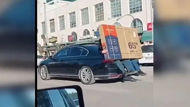 Yok böyle nakliye! Nakliye parası yerine 2 kişiyi bagaja oturttu...
