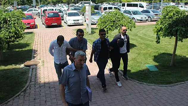 Yok böyle olay! Konya'da hırsızlar çaldıkları televizyonu evde izlerken yakalandı