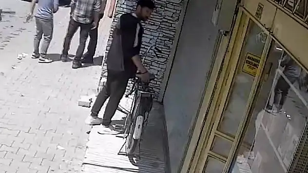 Yok böyle rahatlık! Konya'da bisiklet hırsızlığı: Saniyeler içinde çaldı
