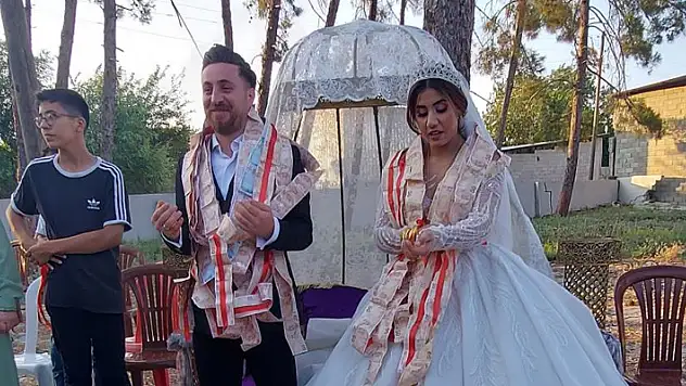 Yok böyle takı: Metrelerce uzunluğunda görenler hayrete düştü