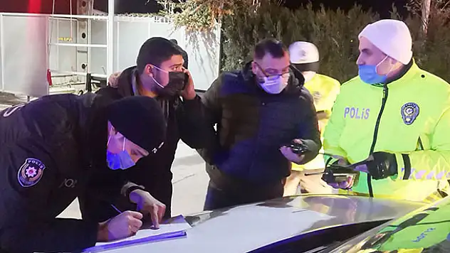 Yoklama kaçağı ve aracı sigortasız sürücü 'Haberde izleyim kendimi, şöyle güzel çek' deyip poz verdi