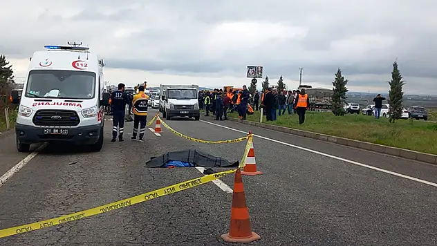 Yol çalışması yapan işçilere hafif ticari araç çarptı: 3 ölü, 1 yaralı 