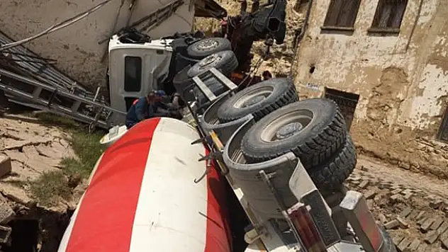 Yol çöktü, beton mikseri kullanılmayan evin üzerine devrildi