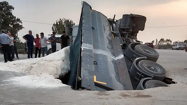 Yol çöktü seyir halindeki kamyon oluşan çukura gömüldü
