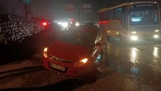 Yol çöktü: Seyir halindeki otomobil çukura düştü
