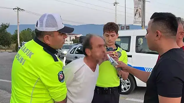 Yol kenarına tuvaletini yapan sürücünün ehliyetine el konuldu
