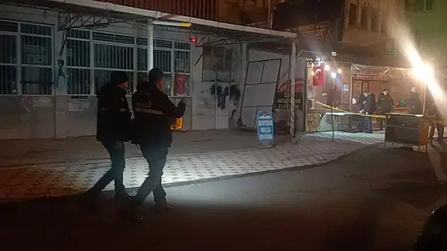 Yol kenarında bıçaklanmış halde bulundu, hastanede öldü

