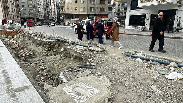 Yol kenarında tuvalet taşını görenler ilk bakışta bir anlam veremiyor