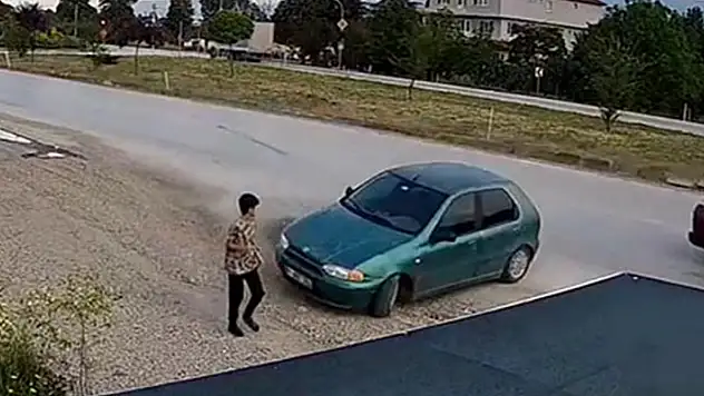 Yol kenarında yürüyen çocuk, otomobilin altında kalmaktan son anda kurtuldu
